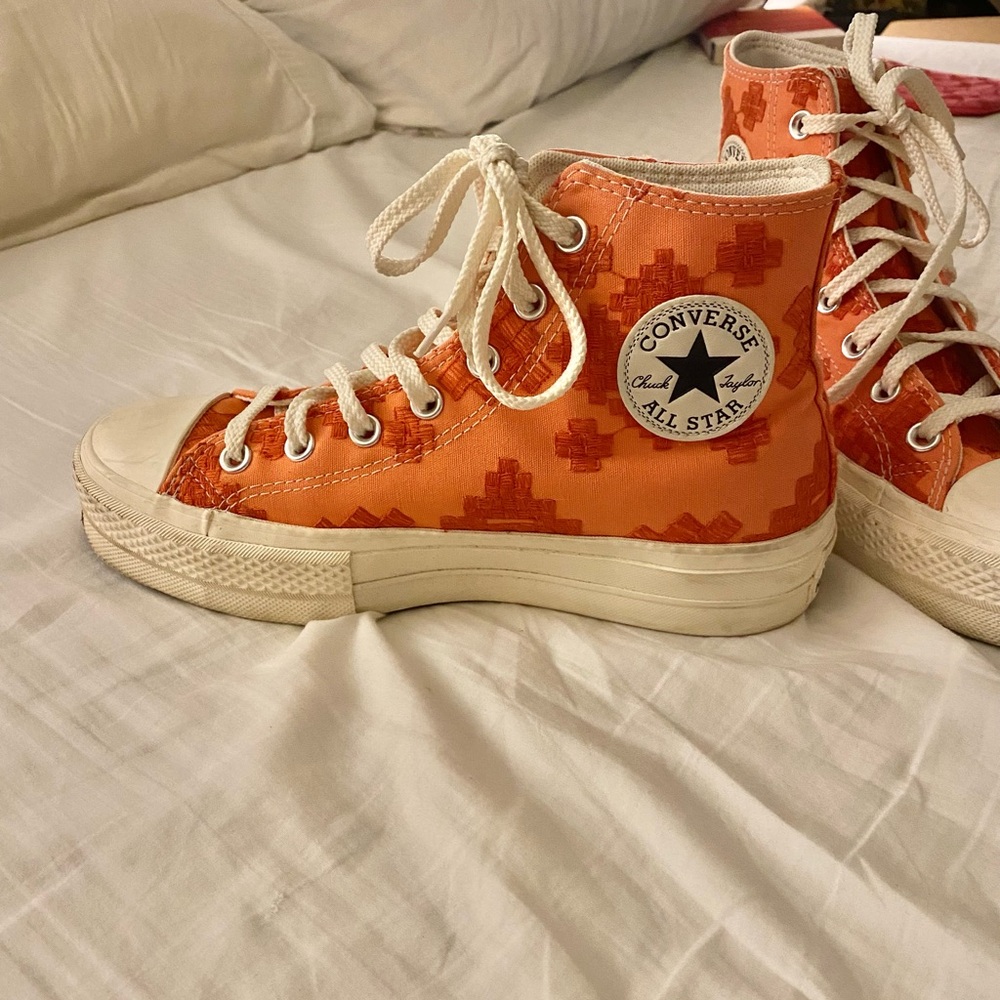 Platform Converse in pink/red embroidery | size US 8
